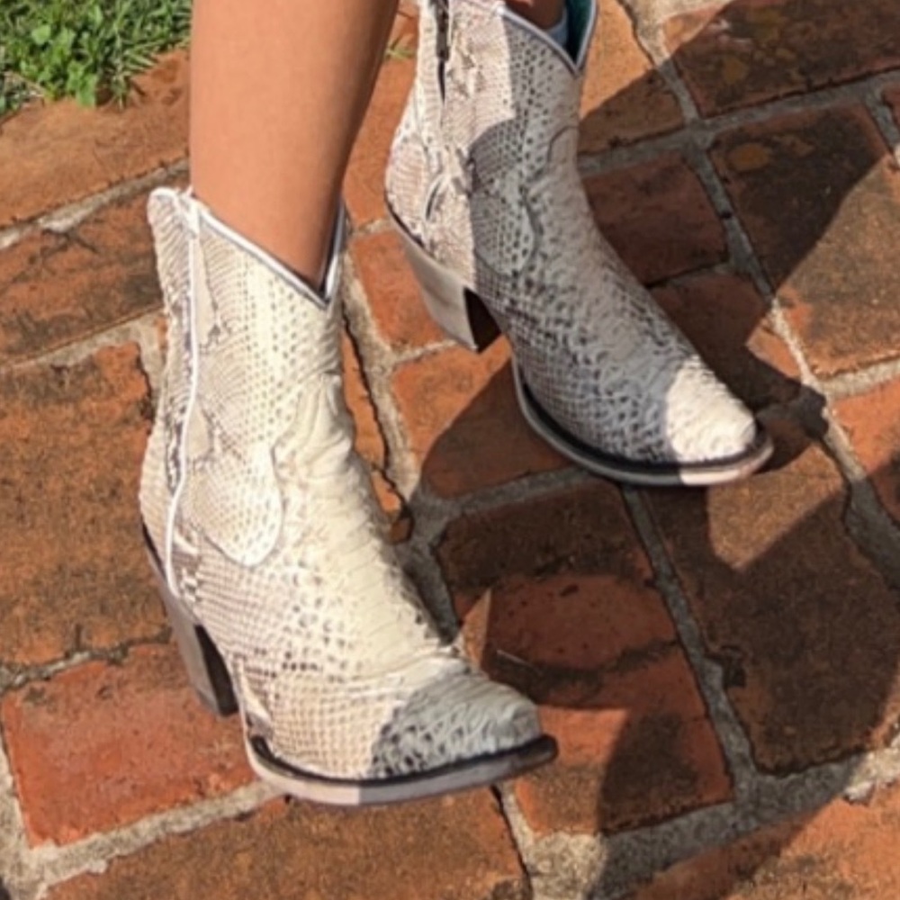 Selling these Corral boots. WORN 2 TIMES - Picture 4 of 4